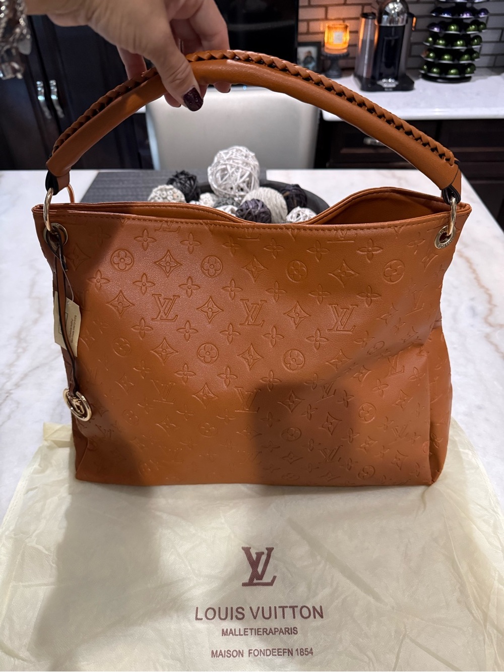Lv Artsy - Picture 3 of 9